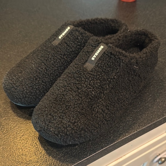Bombas Cozy Black Slippers - Picture 1 of 3